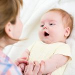 Trẻ sơ sinh thở khò khè như có đờm là bị làm sao?