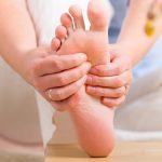 Thoát vị đĩa đệm gây tê chân teo chân có nguy hiểm?