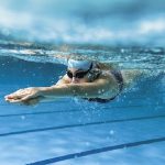 Đi bơi chữa đau lưng hướng dẫn và lưu ý khi bơi