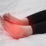 Tê chân tay khi ngủ tiềm ẩn bệnh gì? Có nguy hiểm không?